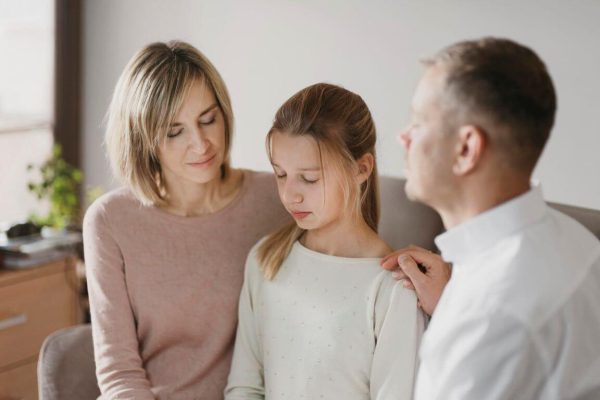 parents-daughter-praying-together-scaled